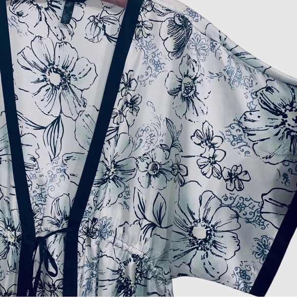 SOMA SILK KIMONO ROBE BLACK AND WHITE FLORAL KIMONO ROBE COVERUP - Picture 7 of 11